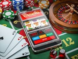 Dealer live casino melempar kartu secara profesional dalam studio